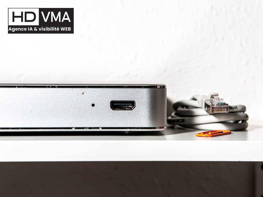LLM local PME 2026 : mini-PC argenté avec câble Ethernet sur étagère blanche